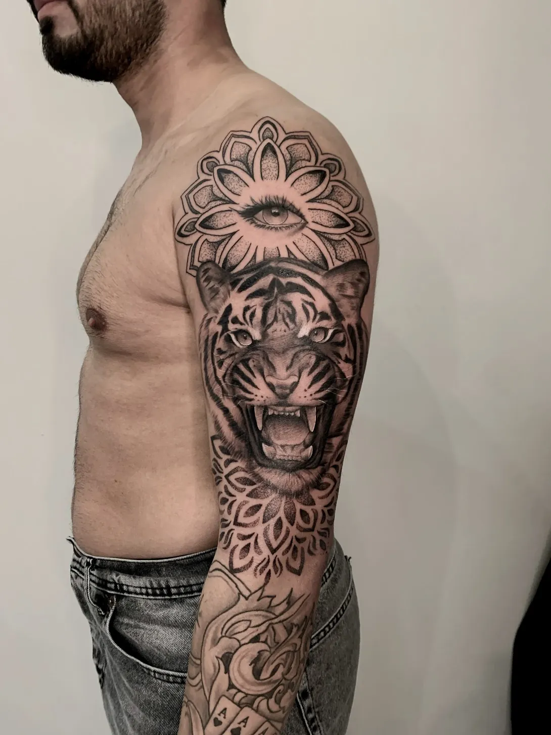 Kaplan ve mandala blackwork kol dövmesi — BegoTattoo Taksim İstanbul